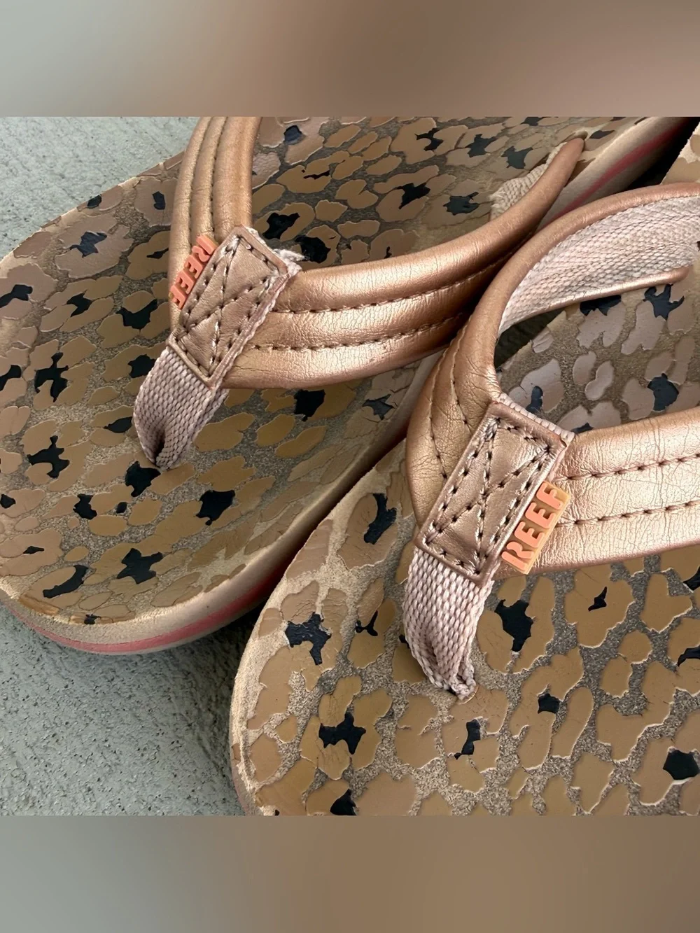 Reef Kids Ahi Leopard Print Flip Flops Rose Gold Thong Sandals Size Youth 2/3